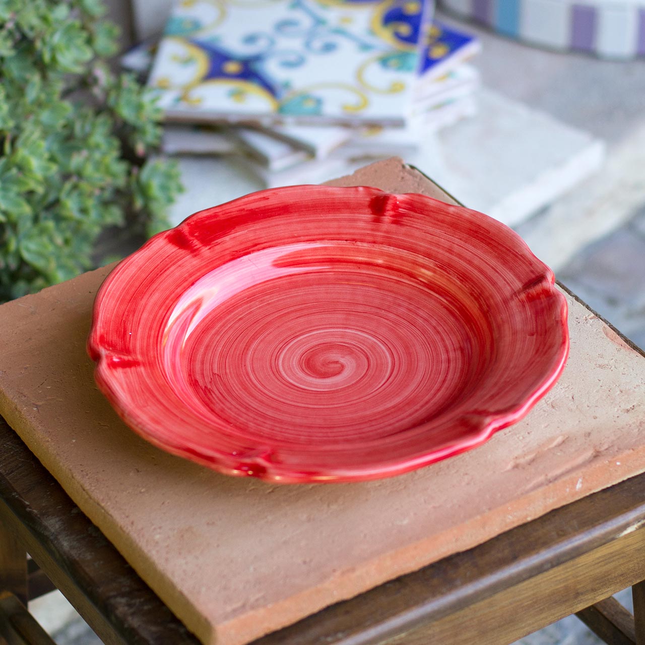 Hand-Brushed Scalloped Deep Plate in Vietri Ceramic