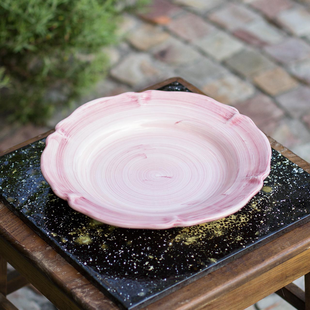 Hand-Brushed Scalloped Deep Plate in Vietri Ceramic